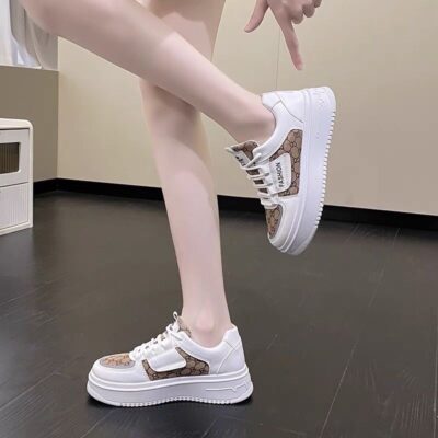 Đôi Sneaker Cũ Và Những Bước Chân Thanh Xuân