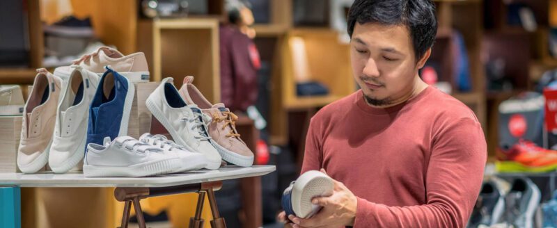 Mỗi đôi giày secondhand đều mang trong mình một hành trình