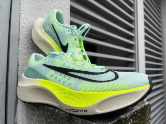 giày Nike thường được thiết kế với lớp upper làm từ chất liệu mesh hoặc Flyknit