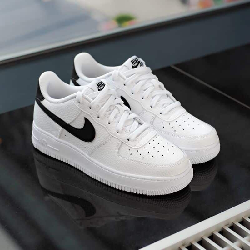 Tác Động Của Giày Nike Đến Sức Khỏe Bàn Chân Và Tư Thế Đi Đứng
