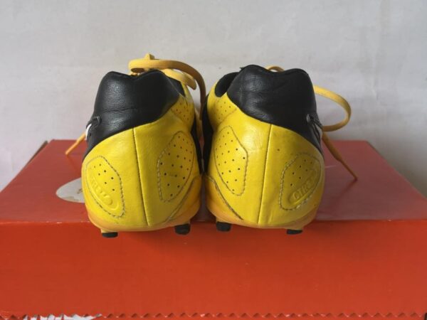 Giày Đá Banh 2hand Hiệu Nike