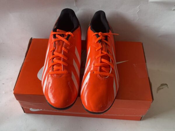 Giày Đá Banh 2hand Hiệu Adidas