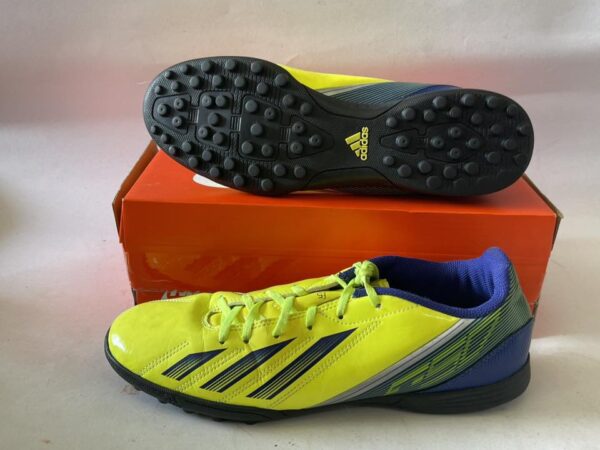 Giày Đá Banh 2hand Hiệu Adidas