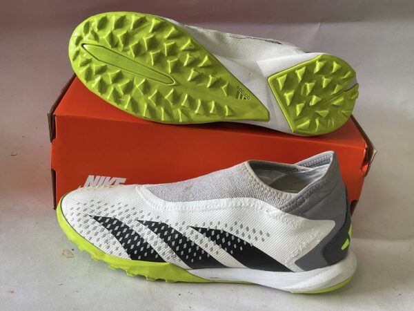 Giày Đá Banh 2hand Hiệu Adidas