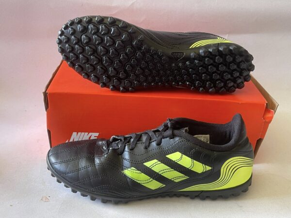 Giày Đá Banh 2hand Hiệu Adidas