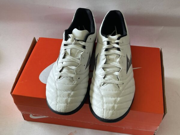 Giày Đá Banh 2hand Hiệu Mizuno