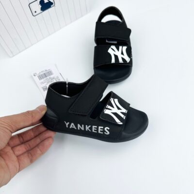 giày MLB điểm nhấn khiến bé trở nên nổi bật giữa đám đông