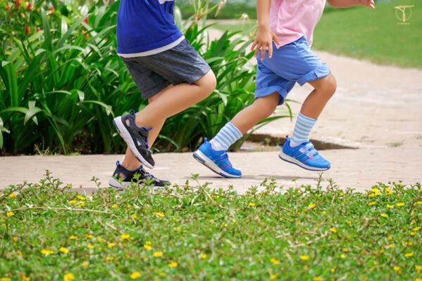 Tránh mua giày rộng quá, vì sẽ khiến bé dễ bị tuột giày và té ngã khi chạy nhảy