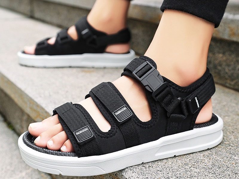 Giải Mã Sức Hút Của Dép Quai Hậu