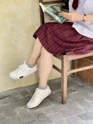 giày thể thao với thiết kế dành riêng cho vận động ngày càng được ưa chuộng trong môi trường học tiểu học