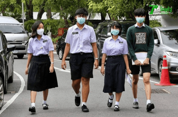 Khi tất cả học sinh cùng đi một kiểu giày với màu sắc và kiểu dáng nhất định