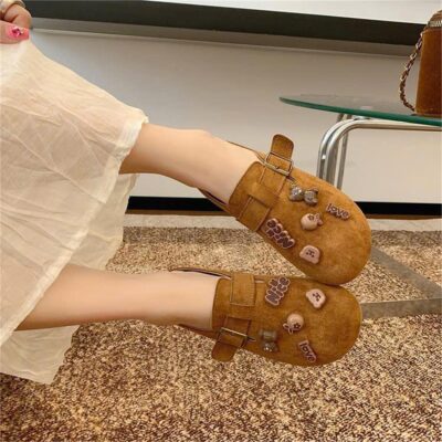 Tái sử dụng giày 2hand là hành động mua bán, trao đổi hoặc tặng lại những đôi giày đã qua sử dụng