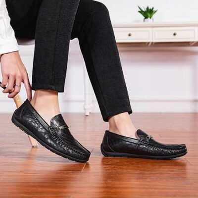 Đế giày nên có rãnh sâu, làm từ cao su chuyên dụng để tăng độ bám và chống trơn