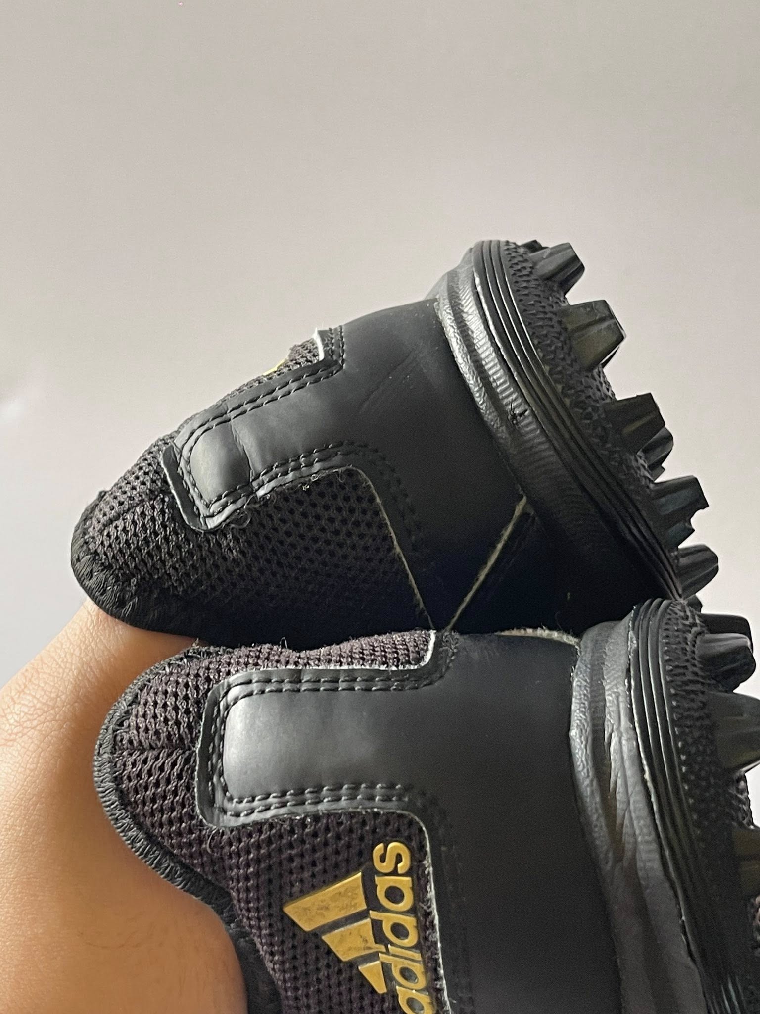 Giày Đá Banh Hiệu Adidas Giày Đá Banh Hiệu Adidas