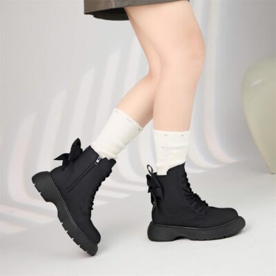 Đôi boot cổ thấp hoặc boot dài qua mắt cá sẽ là điểm nhấn hoàn hảo