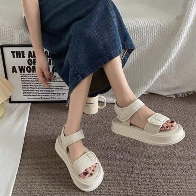 sandal secondhand trở thành lựa chọn lý tưởng khi mỗi đôi đều mang dấu ấn riêng biệt