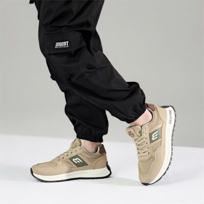 Giày leo núi, còn được gọi là giày đi bộ đường dài hay hiking boots/shoes