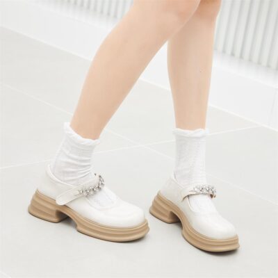 Một đôi giày mùa đông da lộn chất lượng không chỉ nâng tầm phong cách mà còn khẳng định gu thẩm mỹ