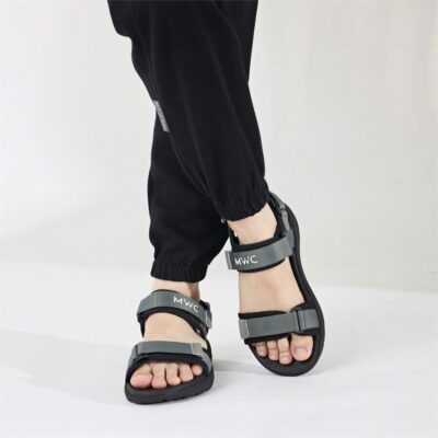 sandal quai ngang chunky thiết kế với đế thô to bản, mang phong cách retro pha chút cá tính