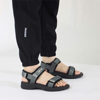 Sandal quai ngang là một trong những phụ kiện thời trang có khả năng phối đồ linh hoạt bậc nhất