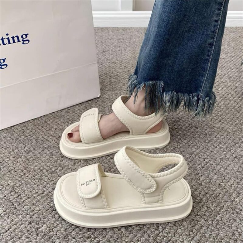 Cơn sốt sandal secondhand trong giới trẻ không phải là trào lưu nhất thời