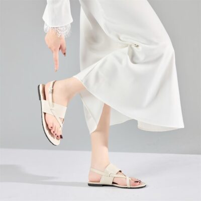 làm sạch đôi sandal kỹ lưỡng bằng xà phòng nhẹ và để khô hoàn toàn