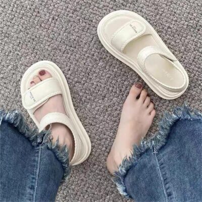 Với Gen Z, mang sandal secondhand không chỉ là phong cách, mà còn là tuyên ngôn sống xanh, sống có ý thức