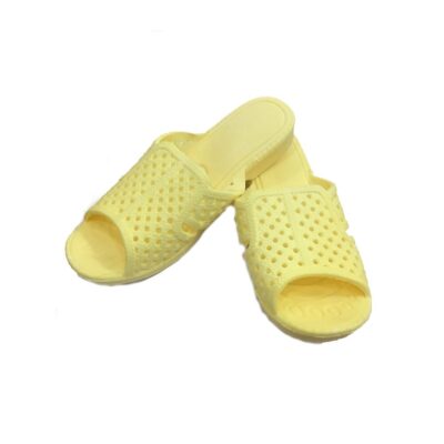 dép tổ ong gắn liền với bối cảnh lịch sử và điều kiện kinh tế của Việt Nam những năm 1950–1960