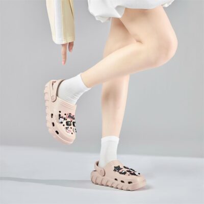 Dép sandal nữ gắn charm là một biến thể sáng tạo