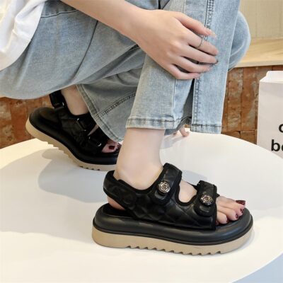 sandal đế bánh mì cao 5cm lại được mệnh danh là “siêu phẩm hack dáng”