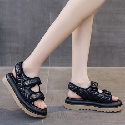 sandal đế bánh mì cao 5cm còn mang lại nhiều giá trị thực tiễn khiến nó trở thành lựa chọn thông minh cho phụ nữ hiện đại