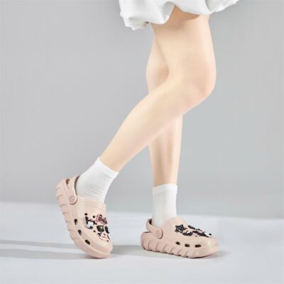 Dép sandal nữ gắn charm không chỉ là một món phụ kiện mùa hè