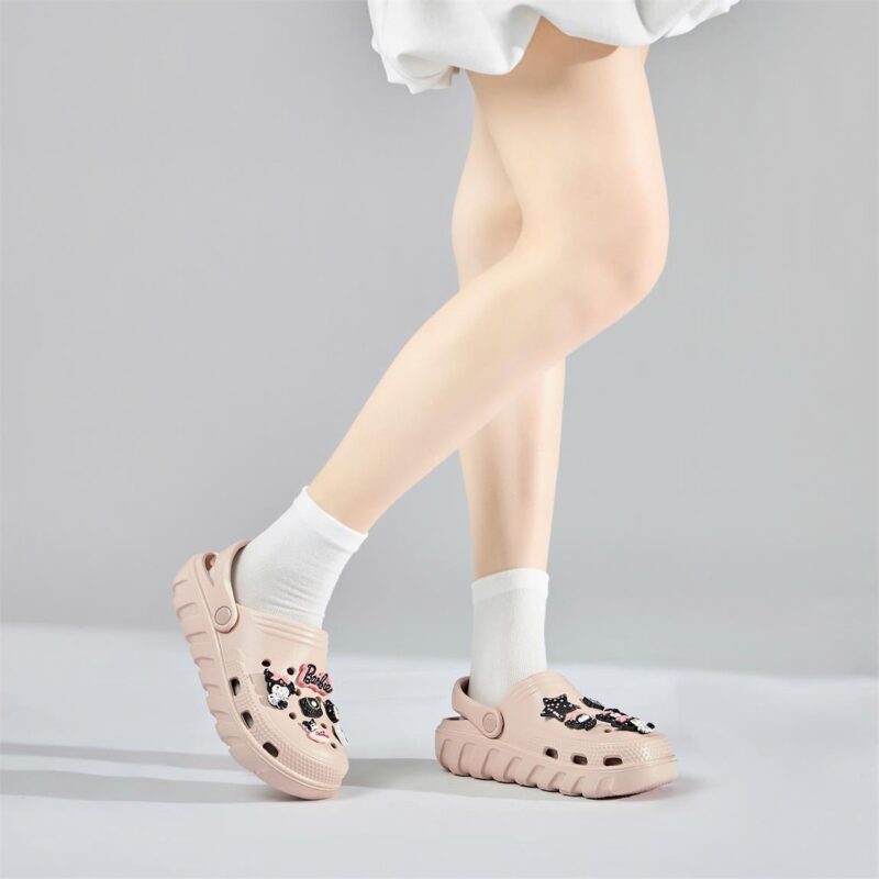 Dép sandal nữ gắn charm không chỉ là một món phụ kiện mùa hè