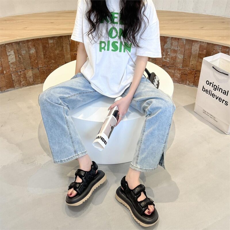 đôi sandal đế bánh mì cao 5cm “chuẩn đẹp” không chỉ dựa vào gu thẩm mỹ