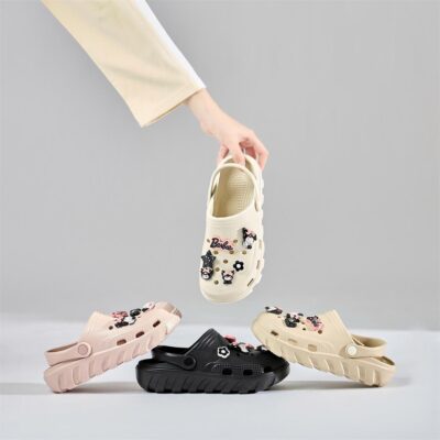 sở hữu một đôi dép sandal nữ gắn charm chất lượng