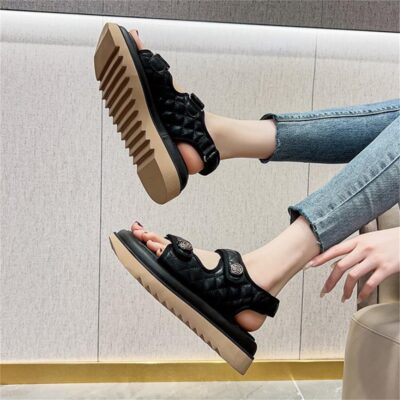 có rất nhiều thương hiệu đầu tư nghiêm túc vào dòng sandal đế bánh mì cao 5cm