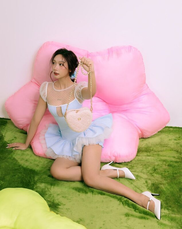 Giày cao gót pump gót thanh phối quai trang trí không chỉ là một món phụ kiện