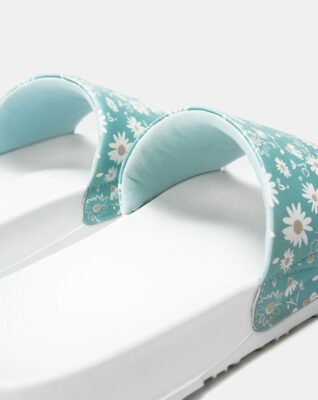 dép sandal quai ngang lót mút mềm chính là khả năng “biến hóa” linh hoạt theo từng hoàn cảnh