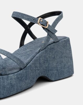 mẫu sandal có dây buộc hoặc dây thắt nơ, bạn nên nới lỏng dây trước khi cất giữ.