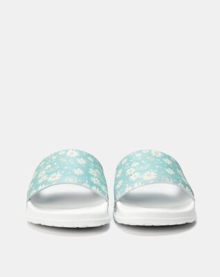 dép sandal quai ngang lót mút mềm với mức giá dao động từ 200.000 đến 600.000 đồng