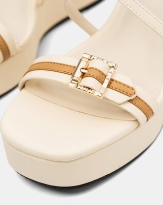 giày sandal đế xuồng quai sọc không đến từ một yếu tố đơn lẻ