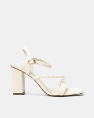 Sự bùng nổ của giày sandal gót cao phối quai xoắn đến từ sự kết hợp hài hòa giữa yếu tố thẩm mỹ và công năng