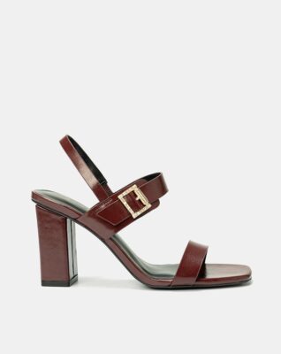 sandal gót vuông và các biến thể gót nhọn, gót kim truyền thống nằm ở triết lý thiết kế