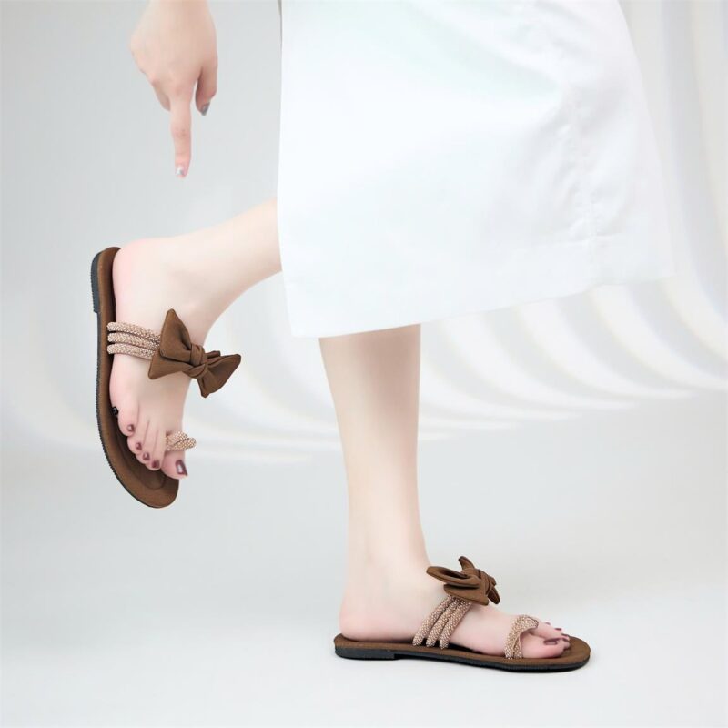 Dép nữ quai ngang cổ chân thắt nơ vải tiểu thư xinh xắn không chỉ là một món đồ đi lại