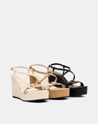 giày sandal đế xuồng quai sọc không phải là lựa chọn hoàn hảo trong mọi hoàn cảnh