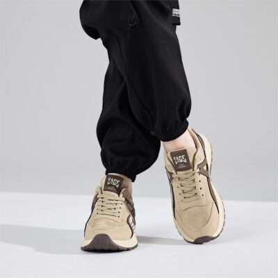 một đôi sneaker nam da vân cao cấp có giá khoảng 3,5 triệu đồng