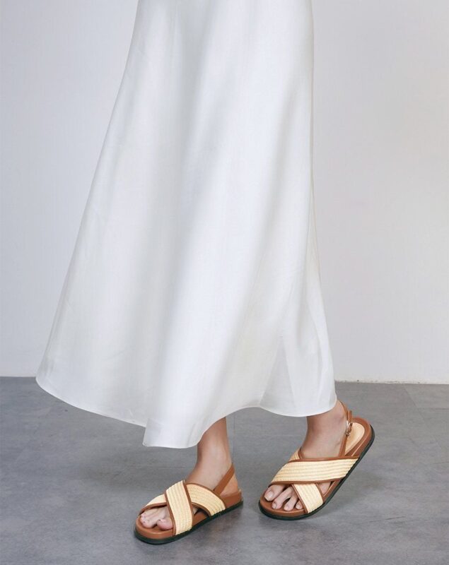 Giày sandal quai chéo phối liệu đan lát không chỉ là xu hướng thoáng qua