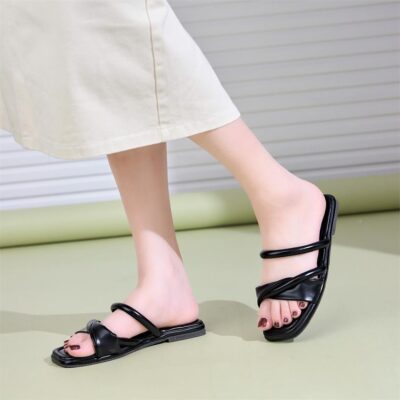 Dép nữ quai ngang xoắn kiểu cách điệu khi nghệ thuật chạm vào từng đường nét