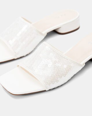 Nếu bạn chỉ có thể đầu tư một món phụ kiện cho mùa hè 2026, hãy chọn một đôi sandal mule sequin chất lượng.