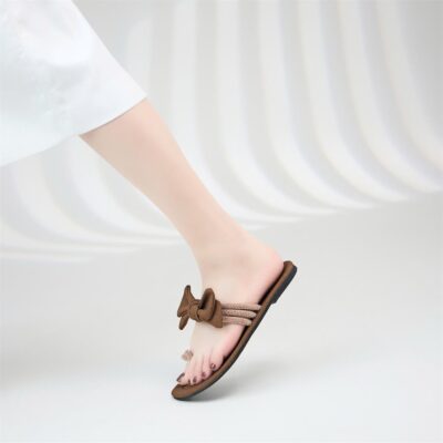 Dép quai ngang thắt nơ là kiểu nửa kín nửa hở